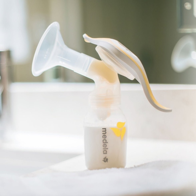 Medela Harmony Manual Breast Pump & Feed Set - Image 3